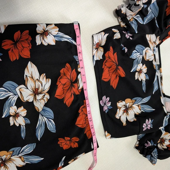 SHEIN Curve Floral Top with Black Trim - Picture 4 of 8